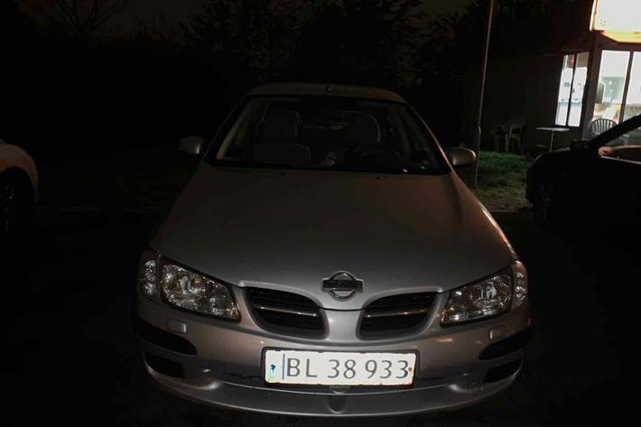 Grå Nissan Almera fra 2002