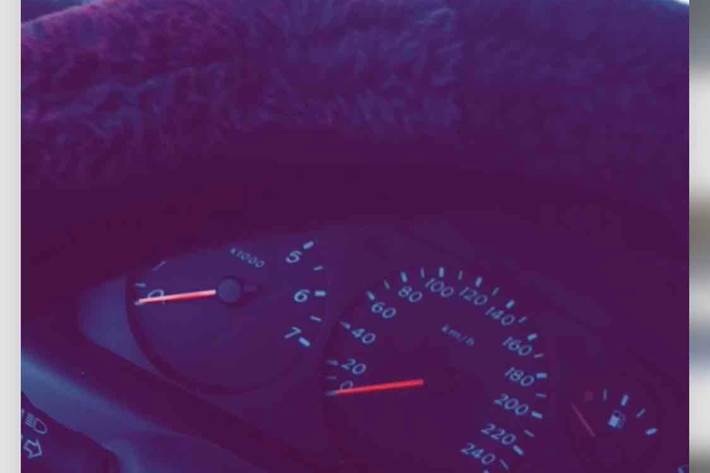 Grå Nissan Almera fra 2002