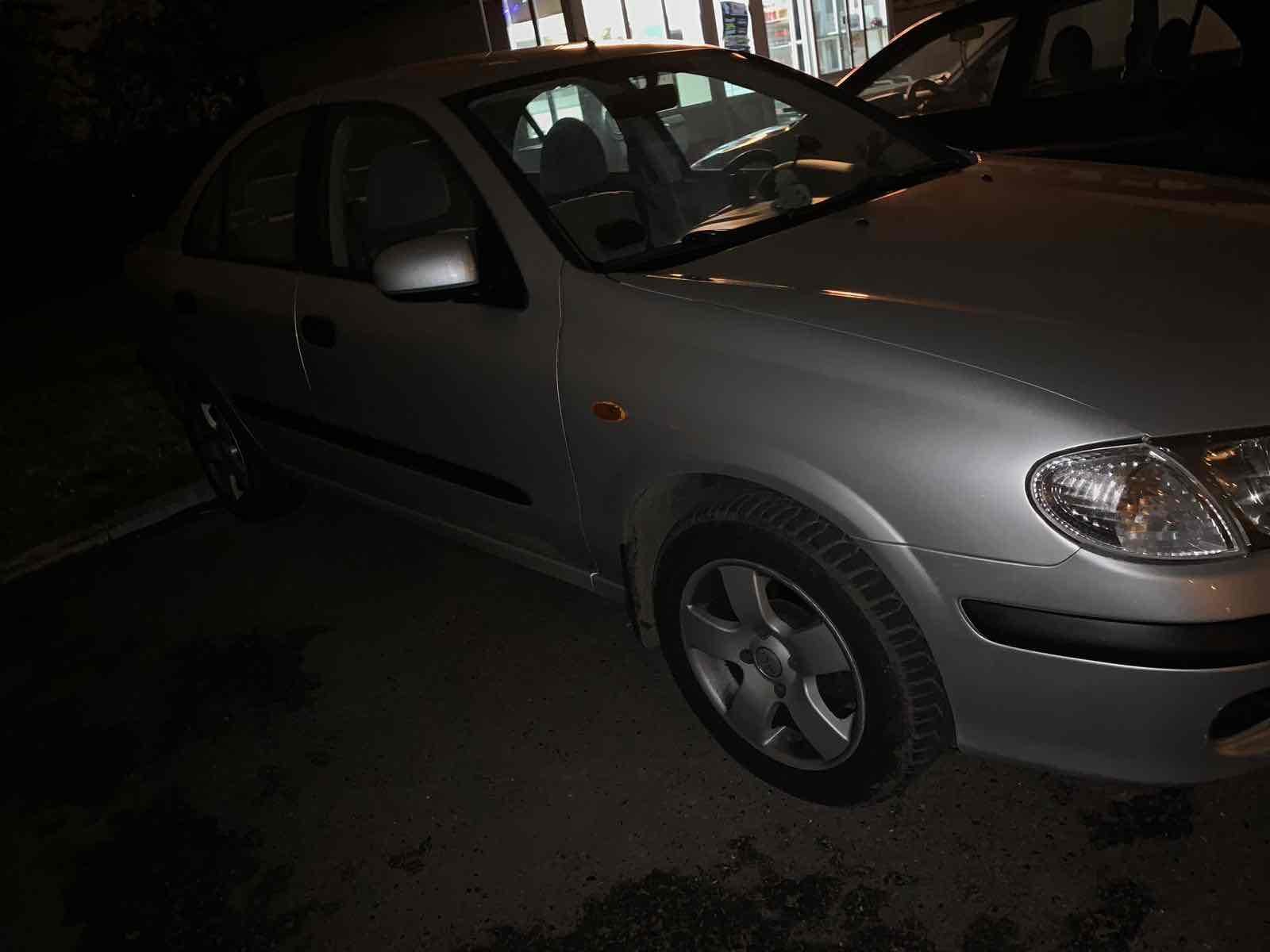 Grå Nissan Almera fra 2002