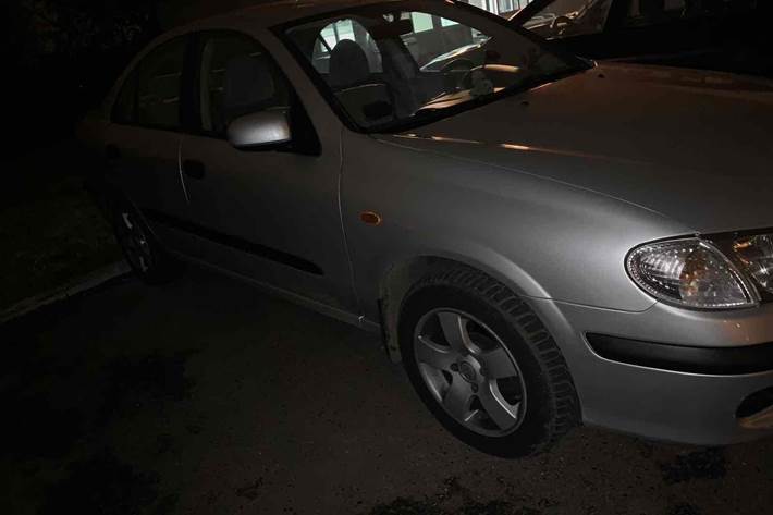 Grå Nissan Almera fra 2002