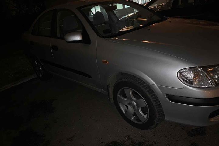 Grå Nissan Almera fra 2002