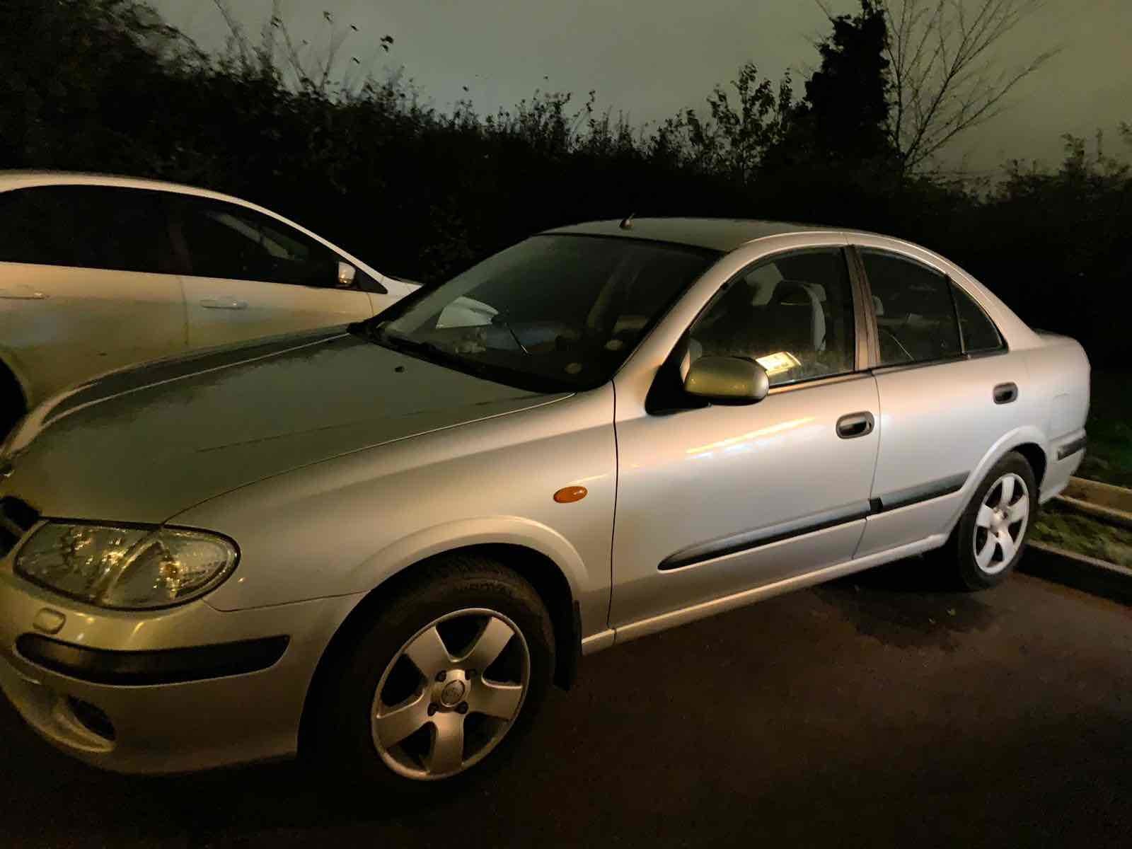 Grå Nissan Almera fra 2002