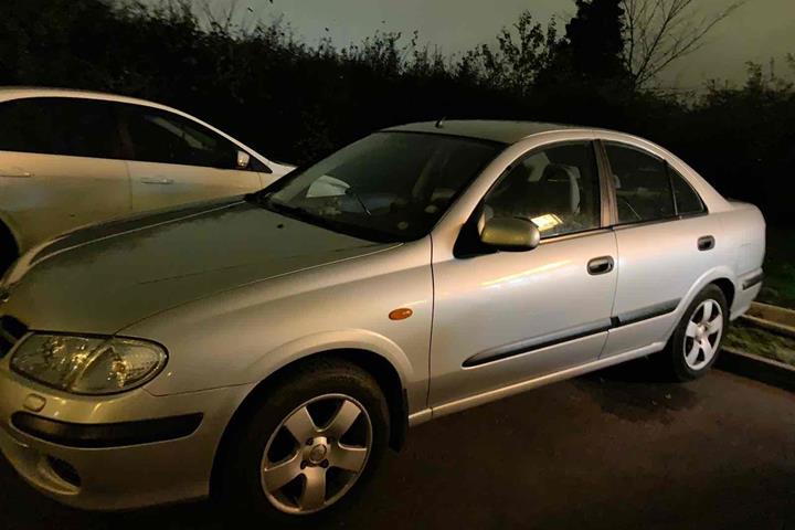 Grå Nissan Almera fra 2002