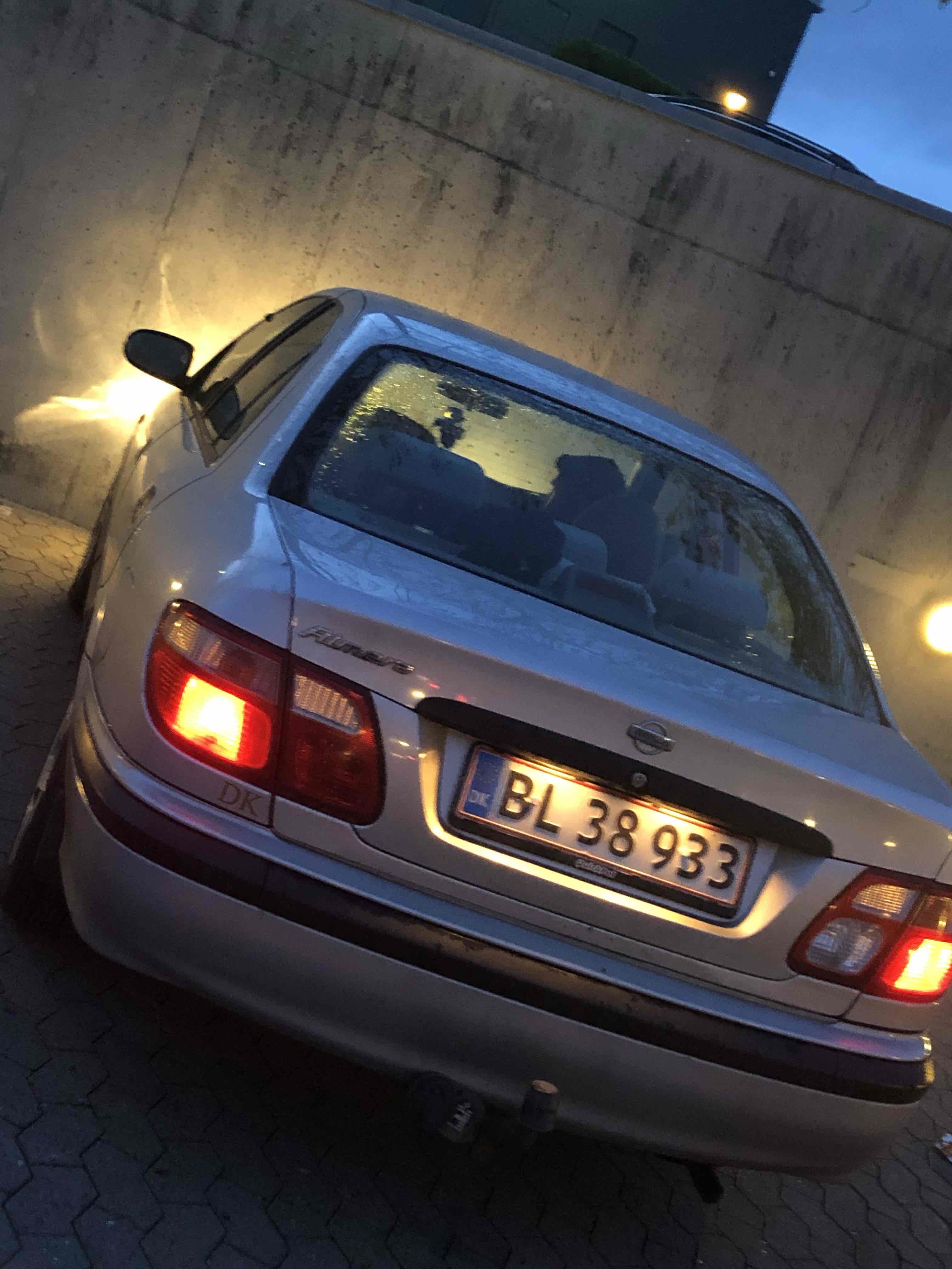 Grå Nissan Almera fra 2002