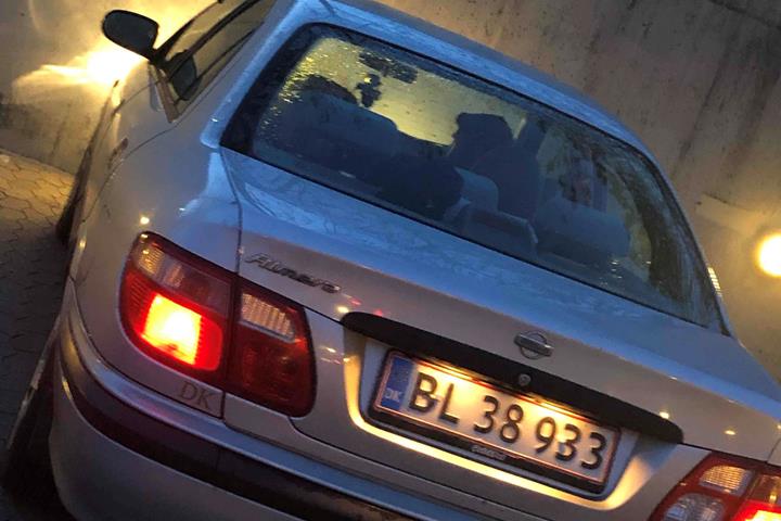 Grå Nissan Almera fra 2002