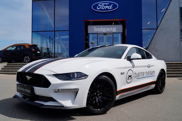 Hvid Ford Mustang fra 2018