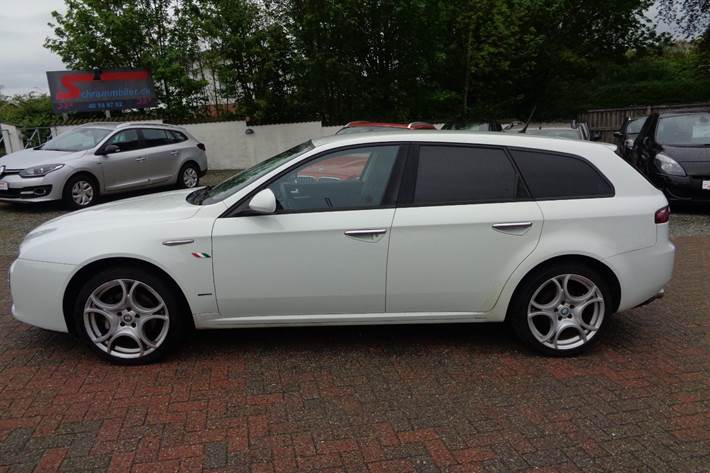 Hvid Alfa Romeo 159 fra 2010