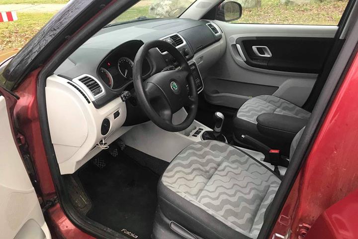 Rød Skoda Fabia fra 2007