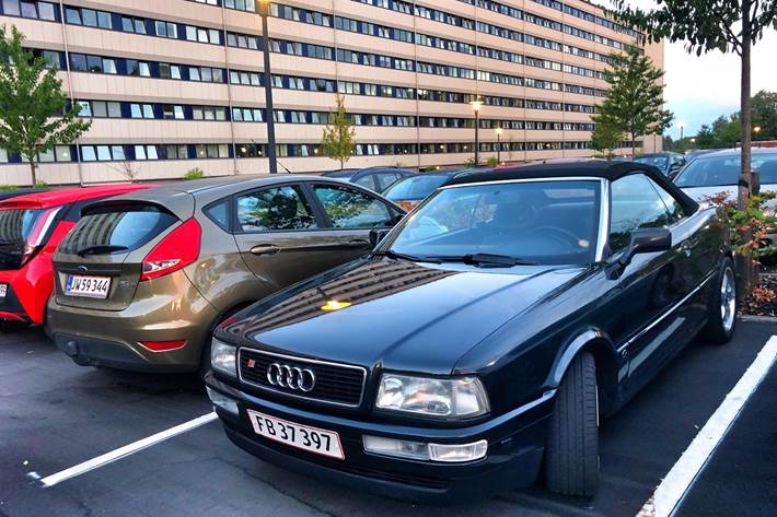 Sort Audi 80 fra 1993