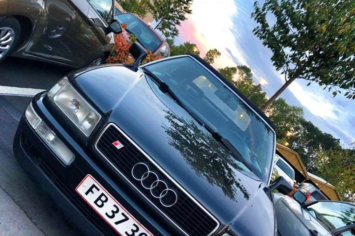 Sort Audi 80 fra 1993