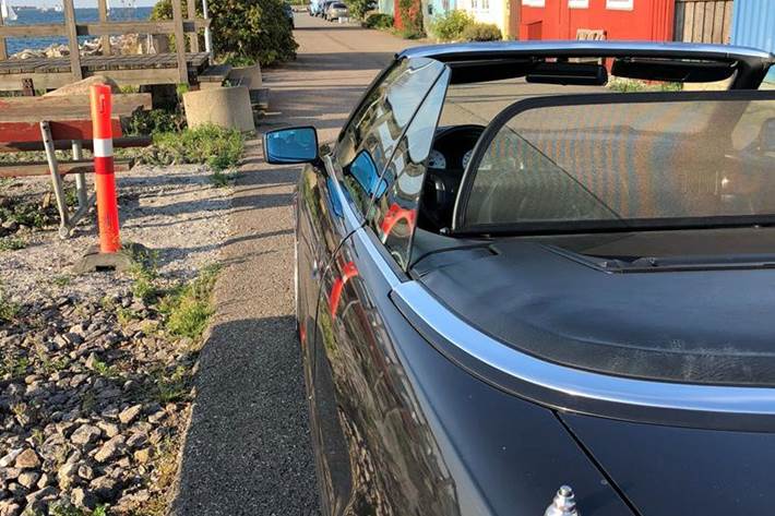Sort Audi 80 fra 1993