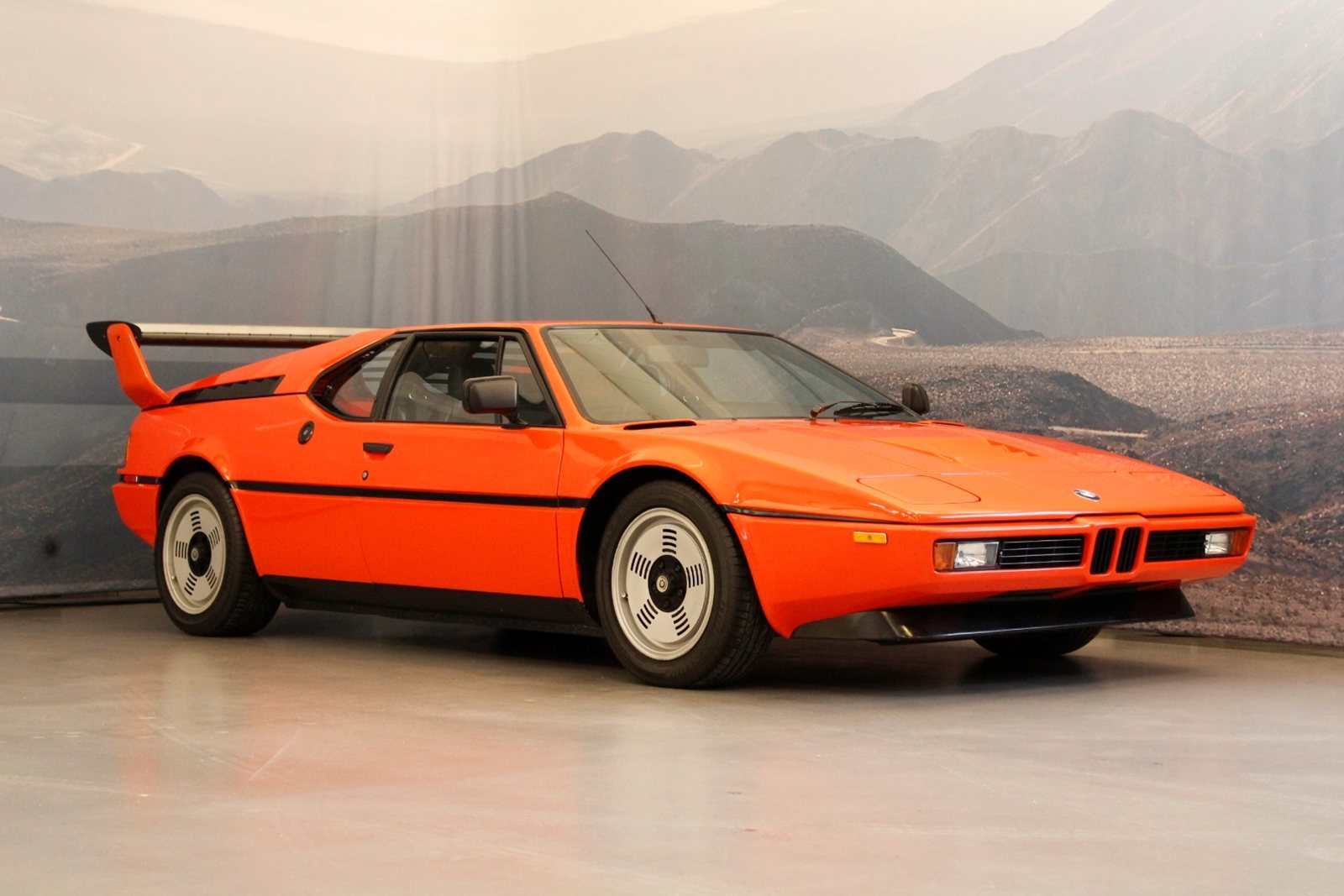 Orange BMW M1 fra 1980