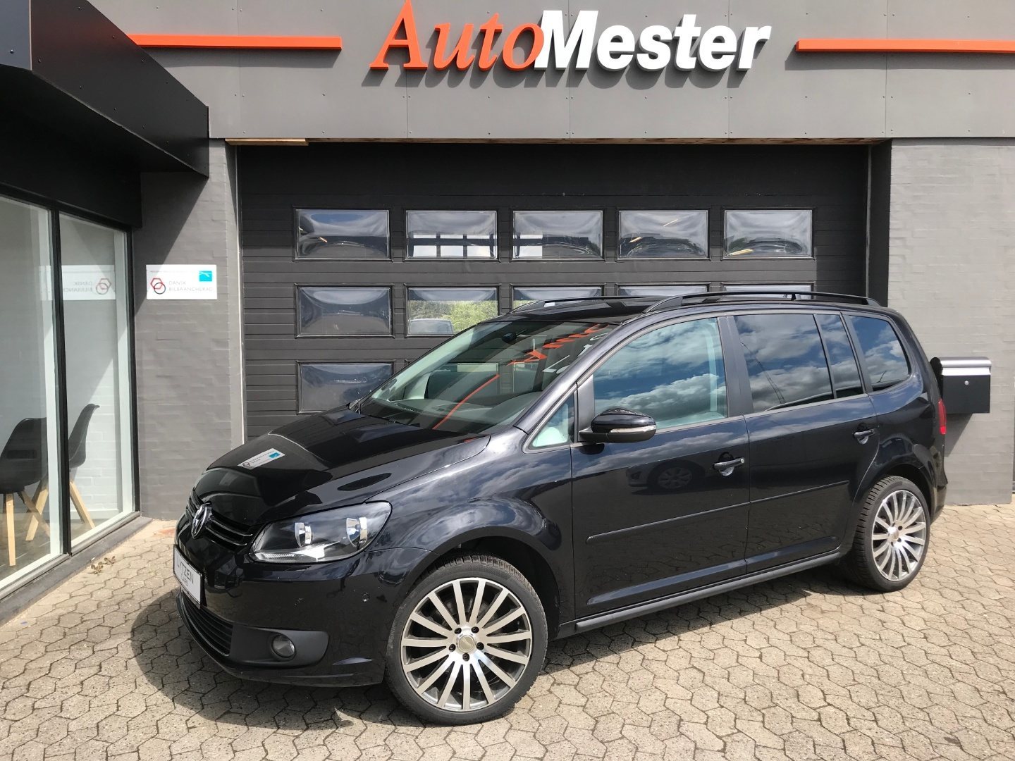 Grå VW Touran fra 2014