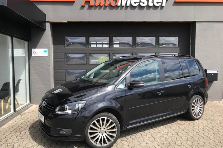 Grå VW Touran fra 2014