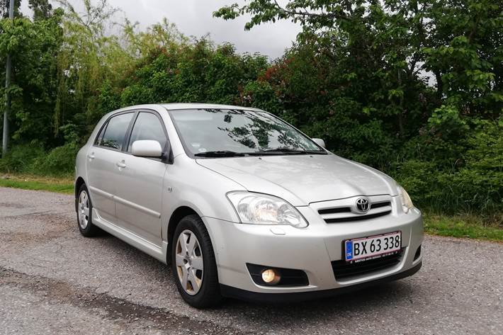 Sølv Toyota Corolla fra 2005