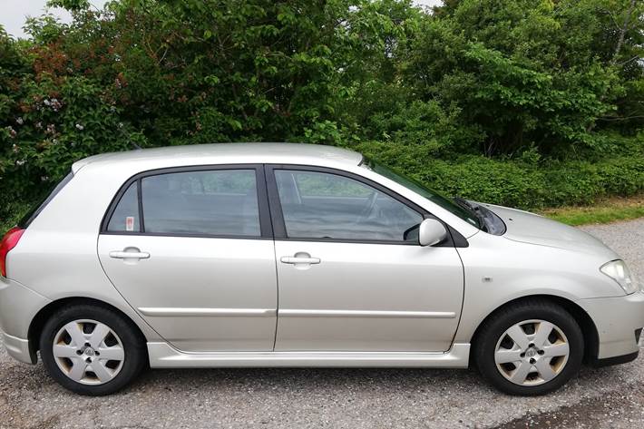 Sølv Toyota Corolla fra 2005