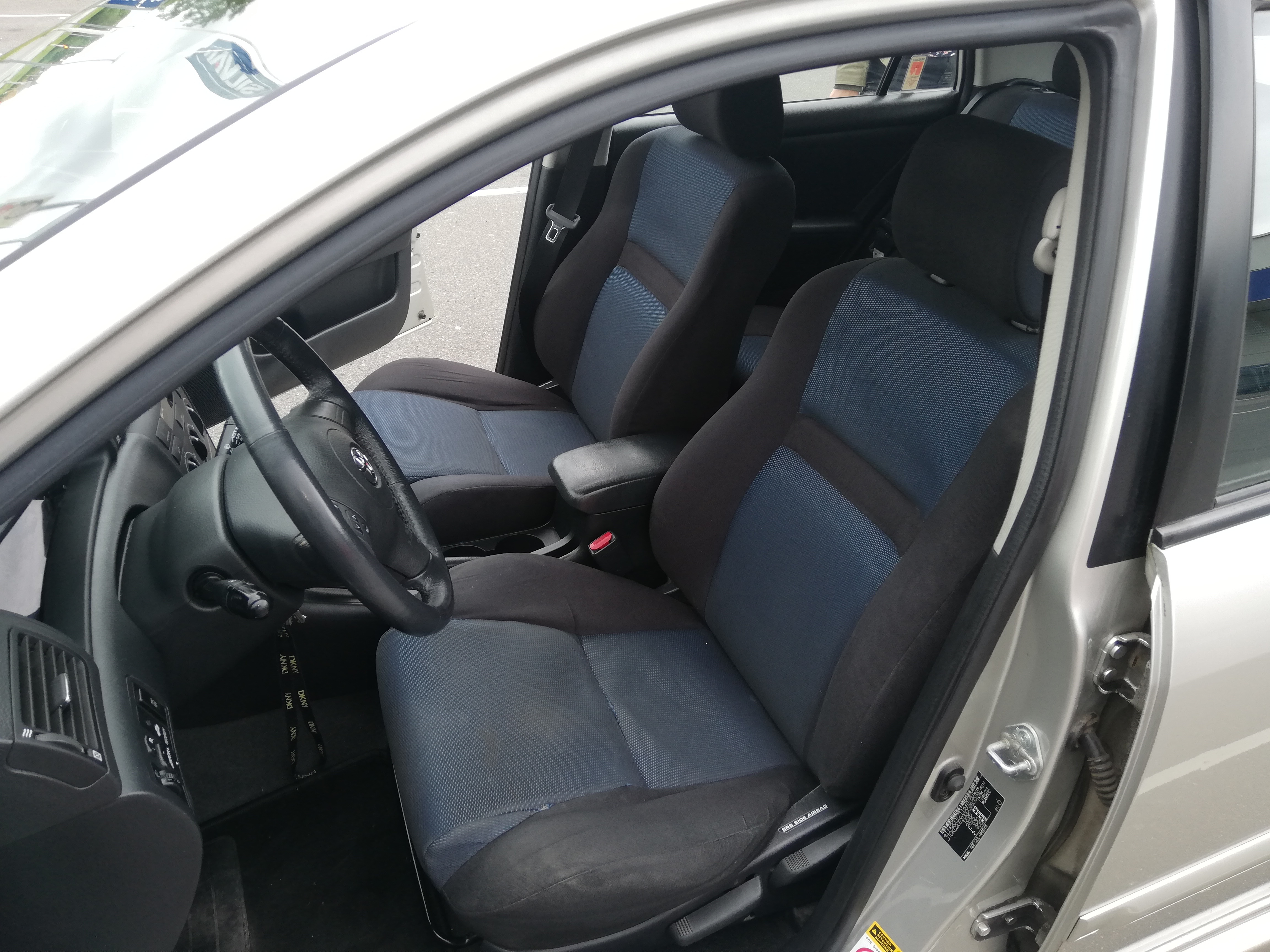 Sølv Toyota Corolla fra 2005