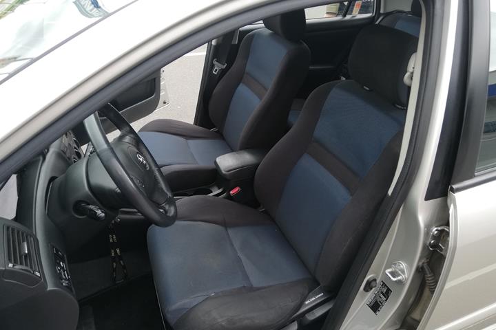 Sølv Toyota Corolla fra 2005