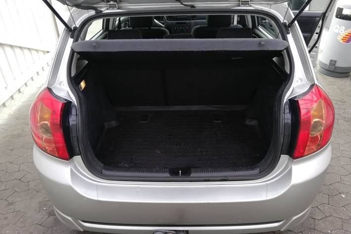 Sølv Toyota Corolla fra 2005