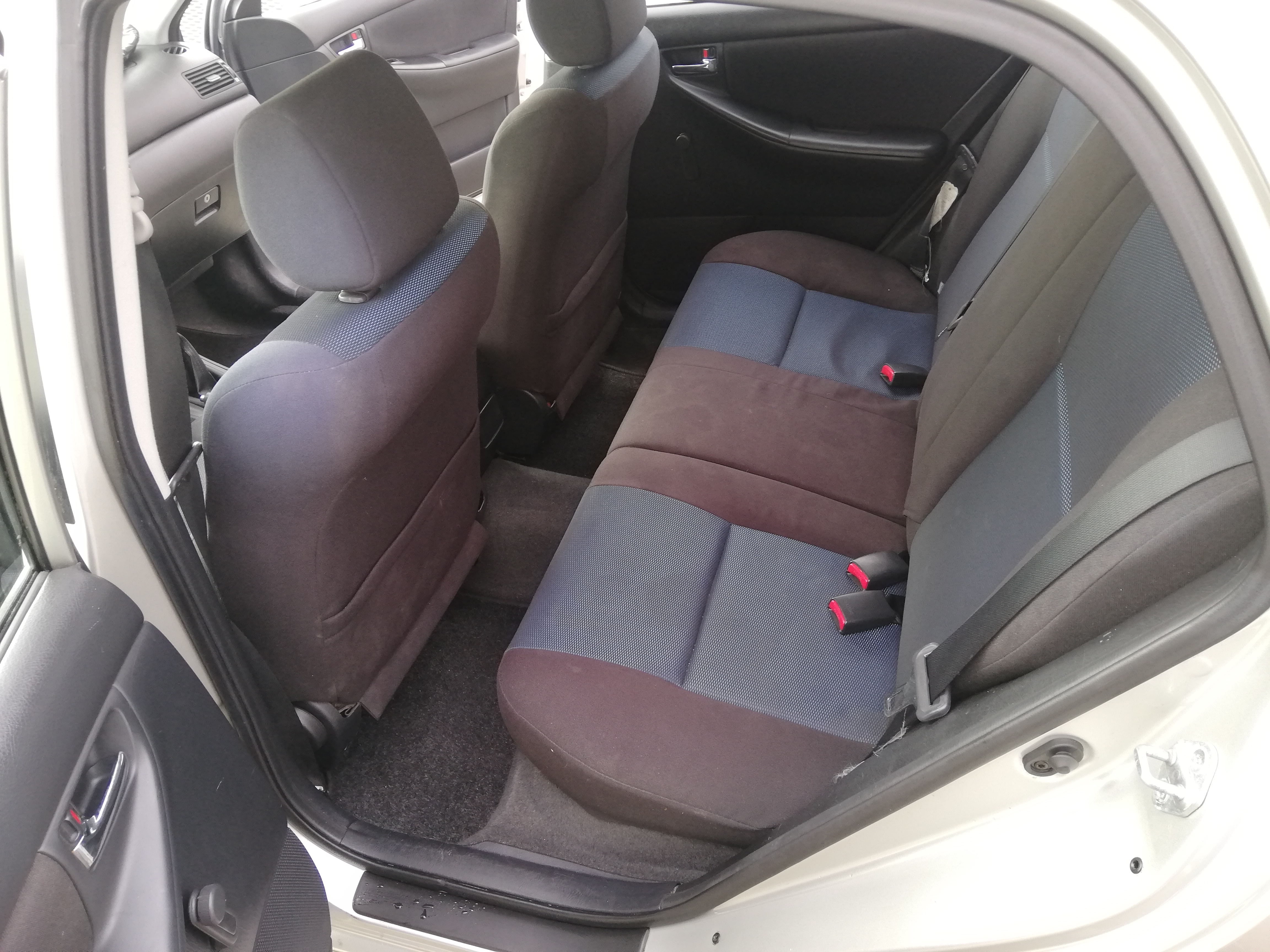 Sølv Toyota Corolla fra 2005