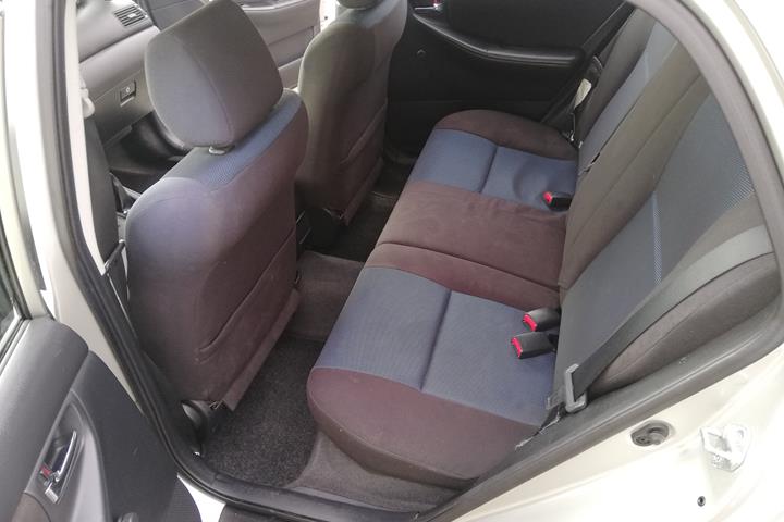 Sølv Toyota Corolla fra 2005