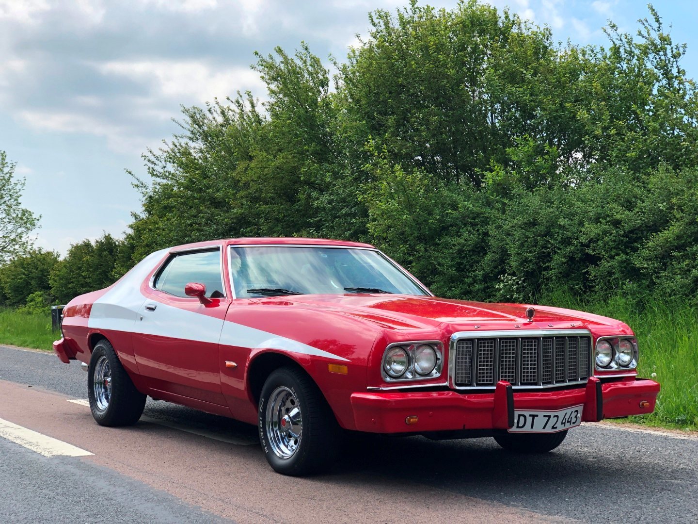 Rød Ford Gran Torino fra 1974