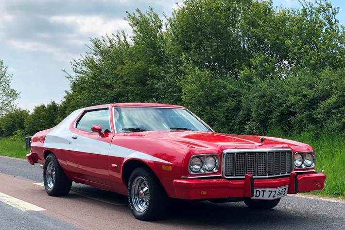 Rød Ford Gran Torino fra 1974