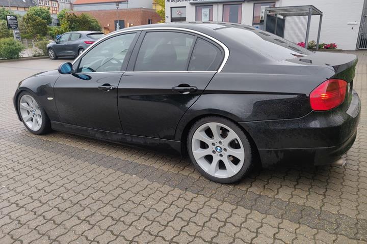 Sort BMW 320d fra 2007