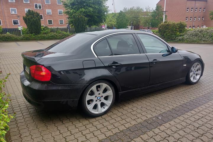 Sort BMW 320d fra 2007