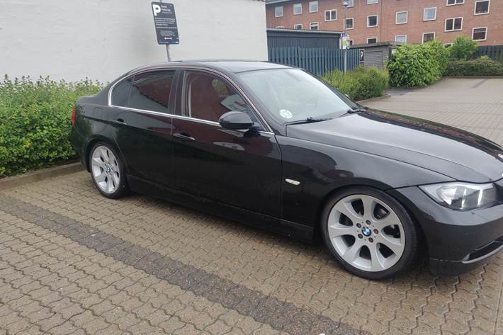 Sort BMW 320d fra 2007