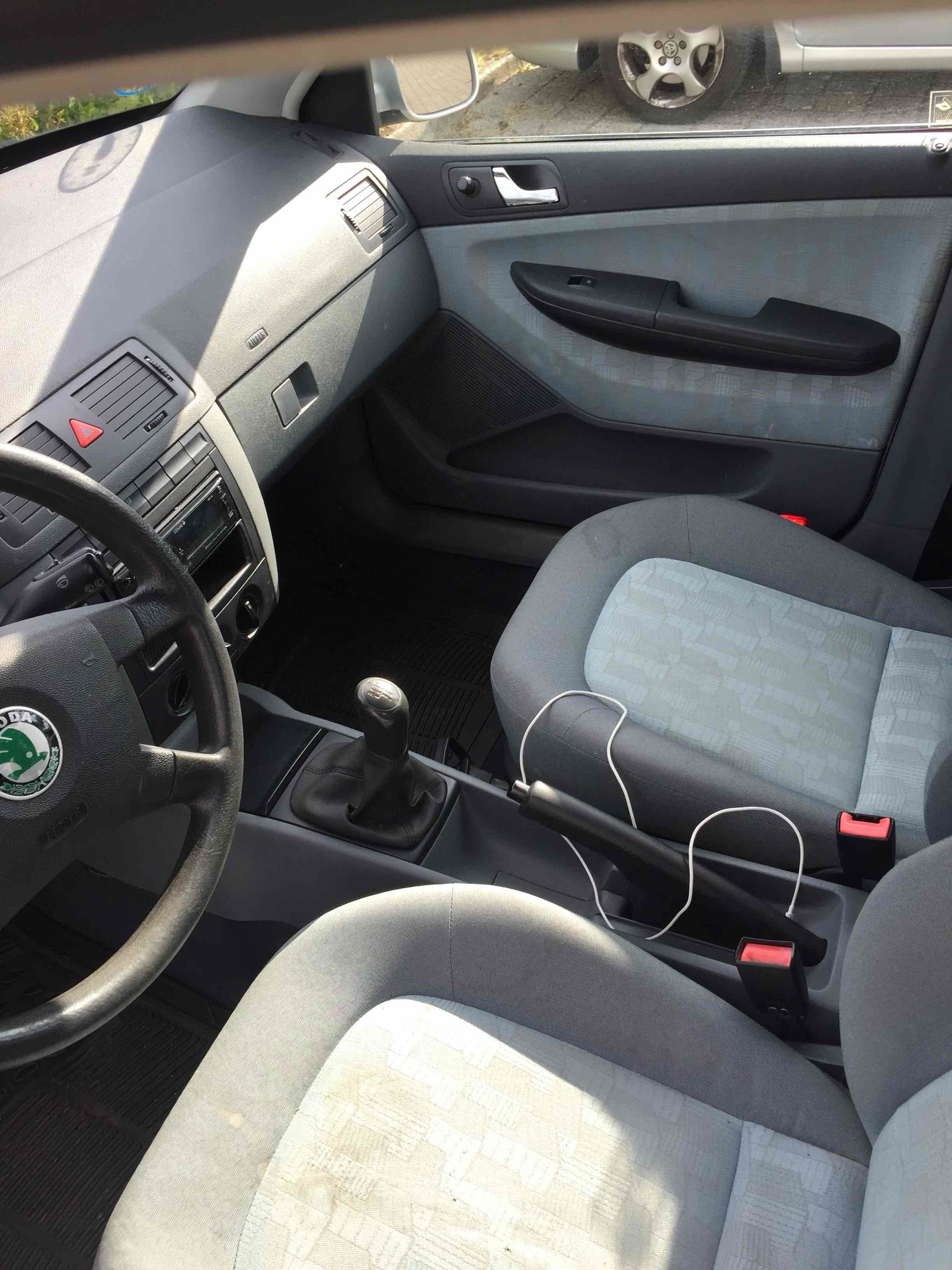 Sølv Skoda Fabia fra 2001