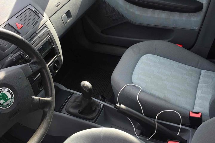 Sølv Skoda Fabia fra 2001