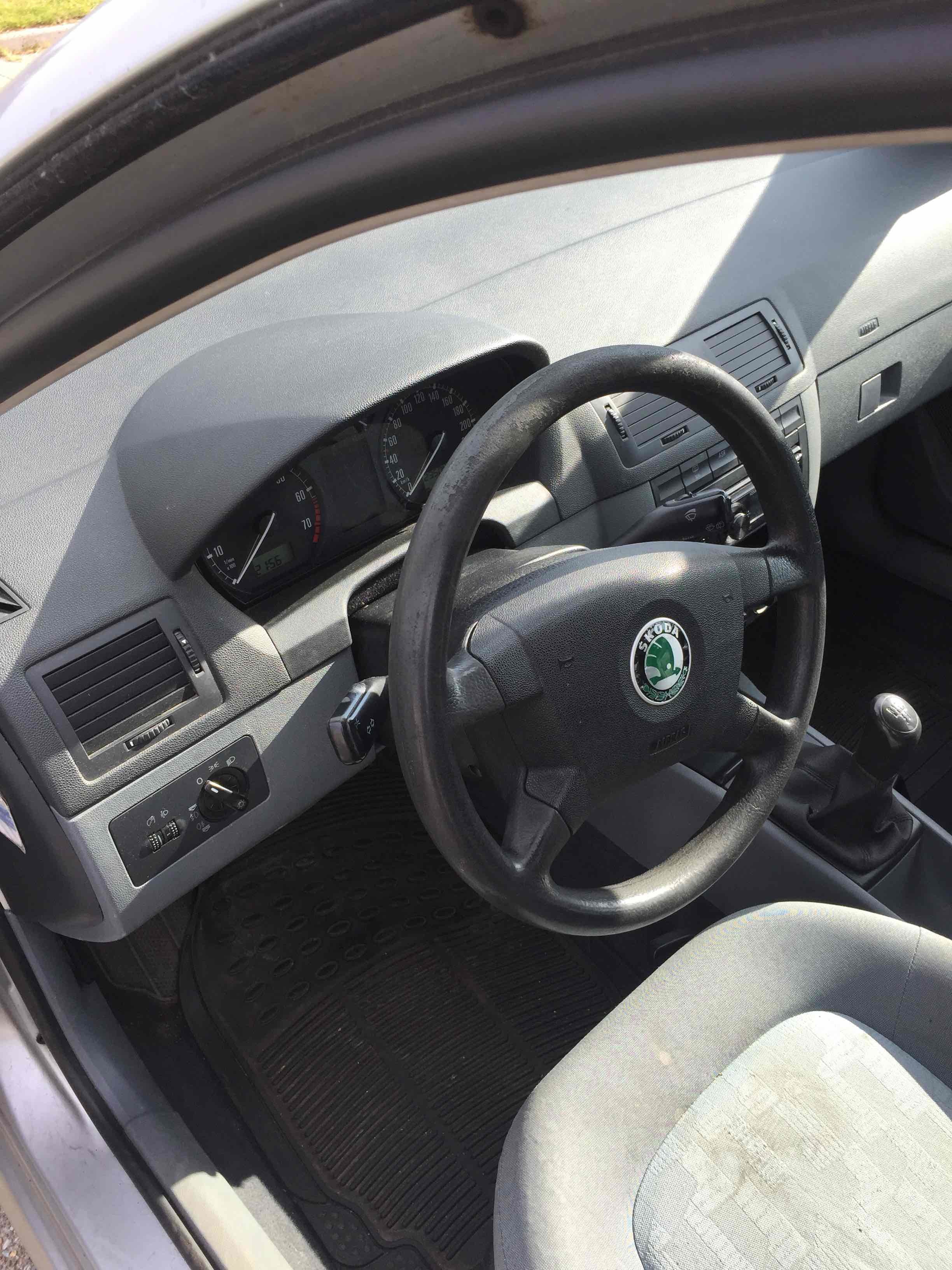 Sølv Skoda Fabia fra 2001