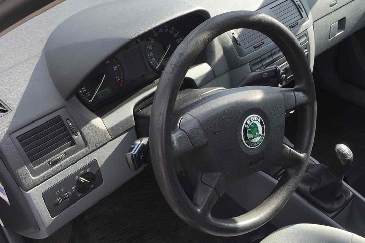 Sølv Skoda Fabia fra 2001