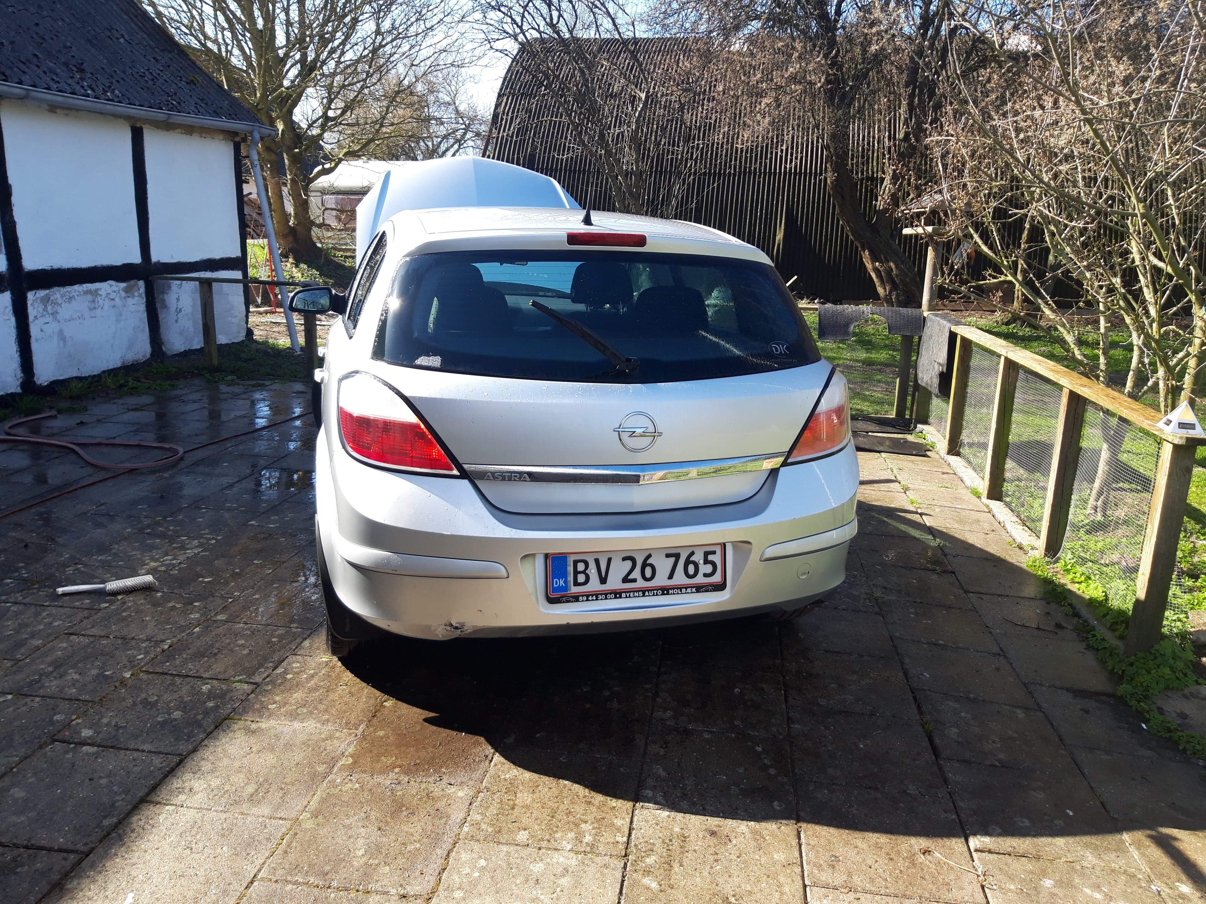 Sølv Opel Astra fra 2005