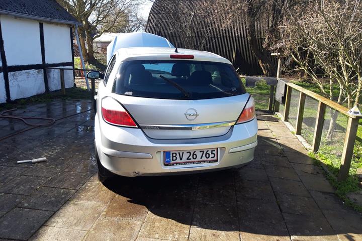 Sølv Opel Astra fra 2005