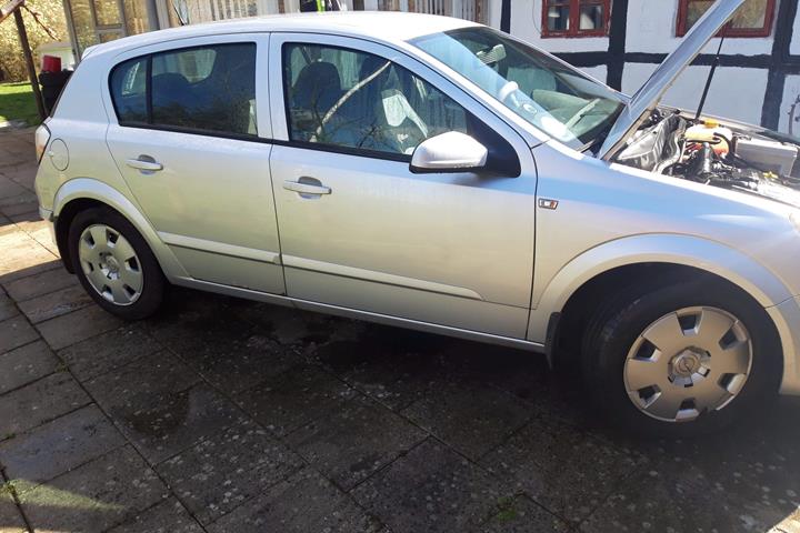 Sølv Opel Astra fra 2005