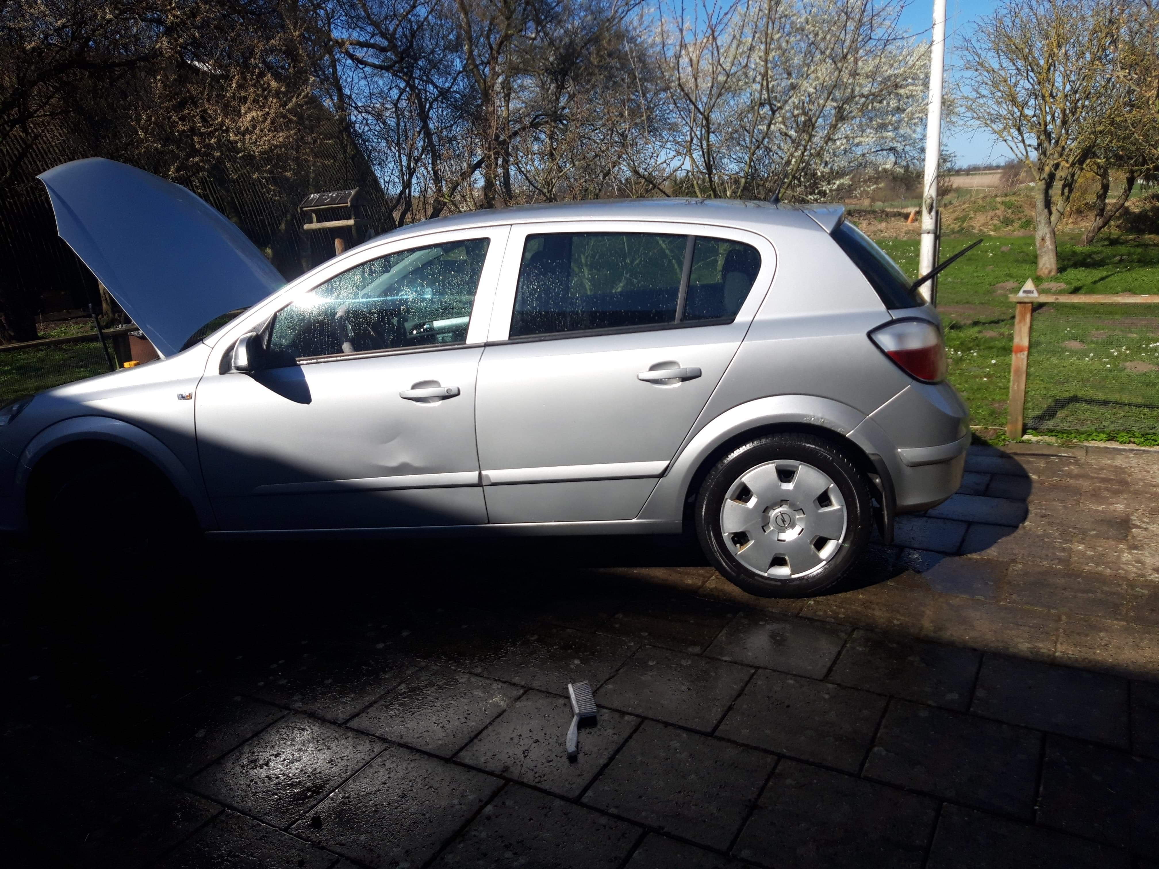 Sølv Opel Astra fra 2005