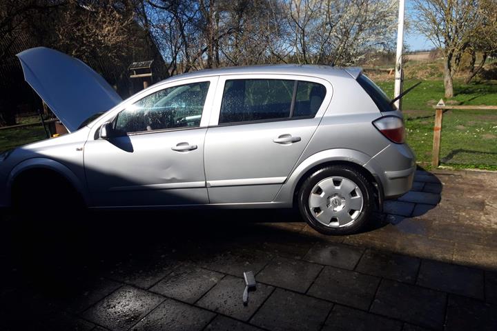 Sølv Opel Astra fra 2005