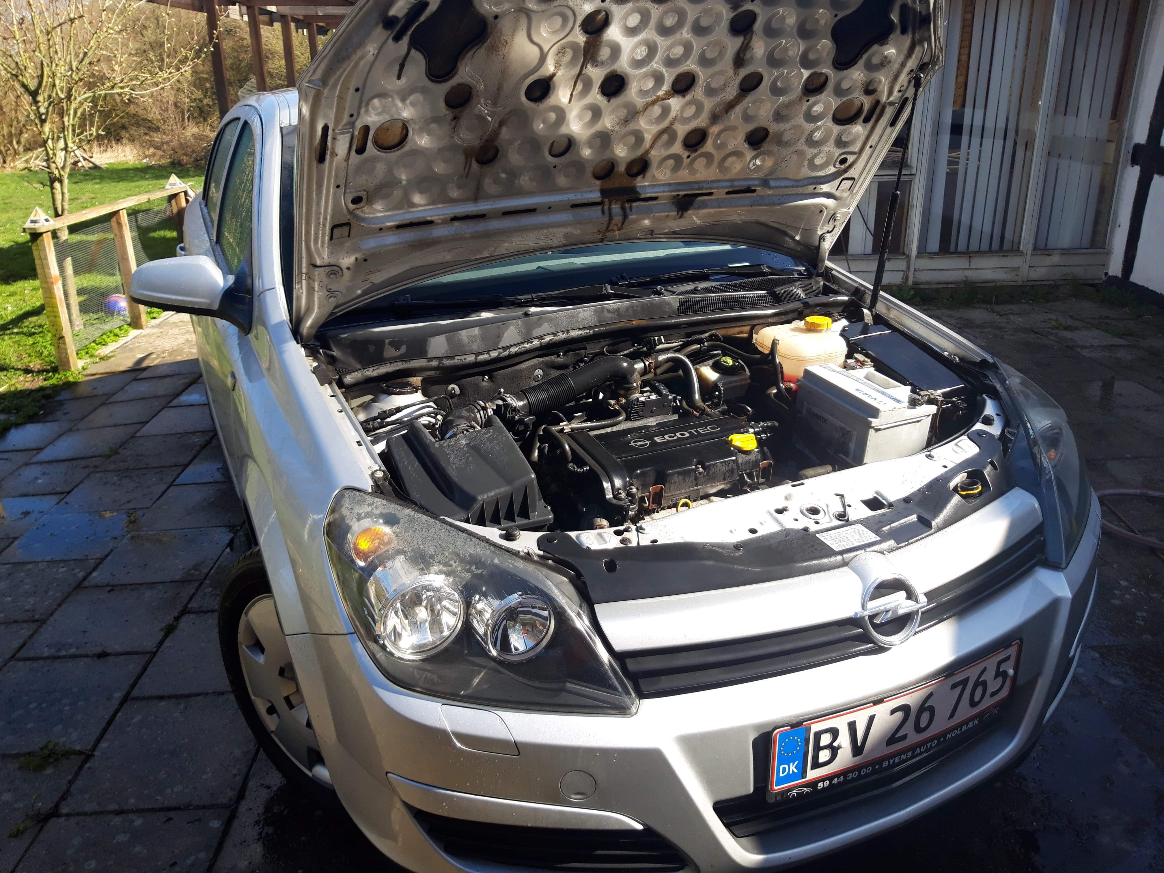 Sølv Opel Astra fra 2005