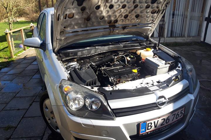 Sølv Opel Astra fra 2005