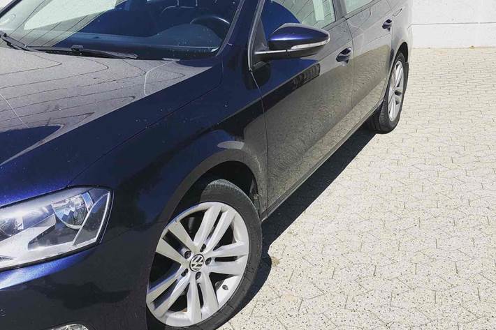 Blå VW Passat fra 2011