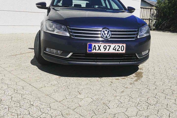 Blå VW Passat fra 2011