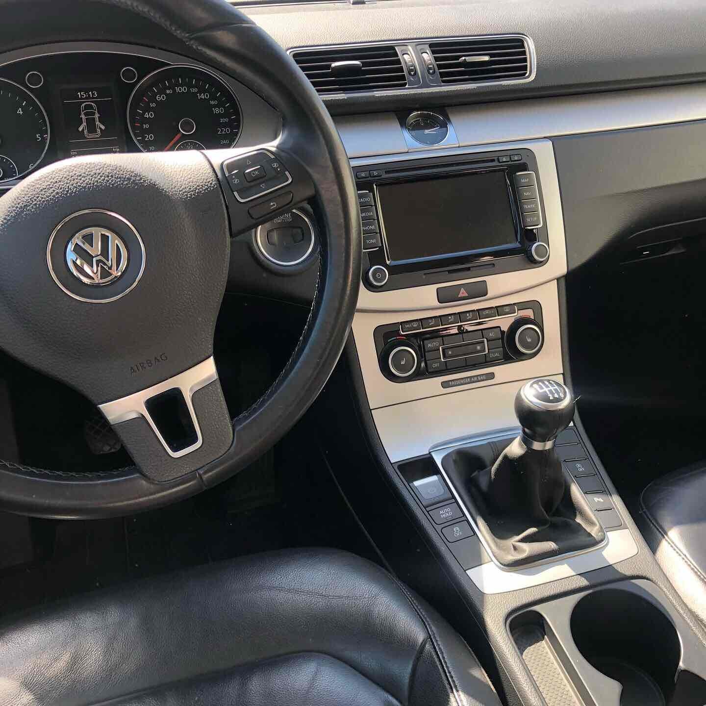 Blå VW Passat fra 2011
