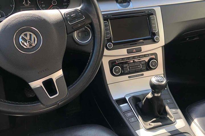 Blå VW Passat fra 2011
