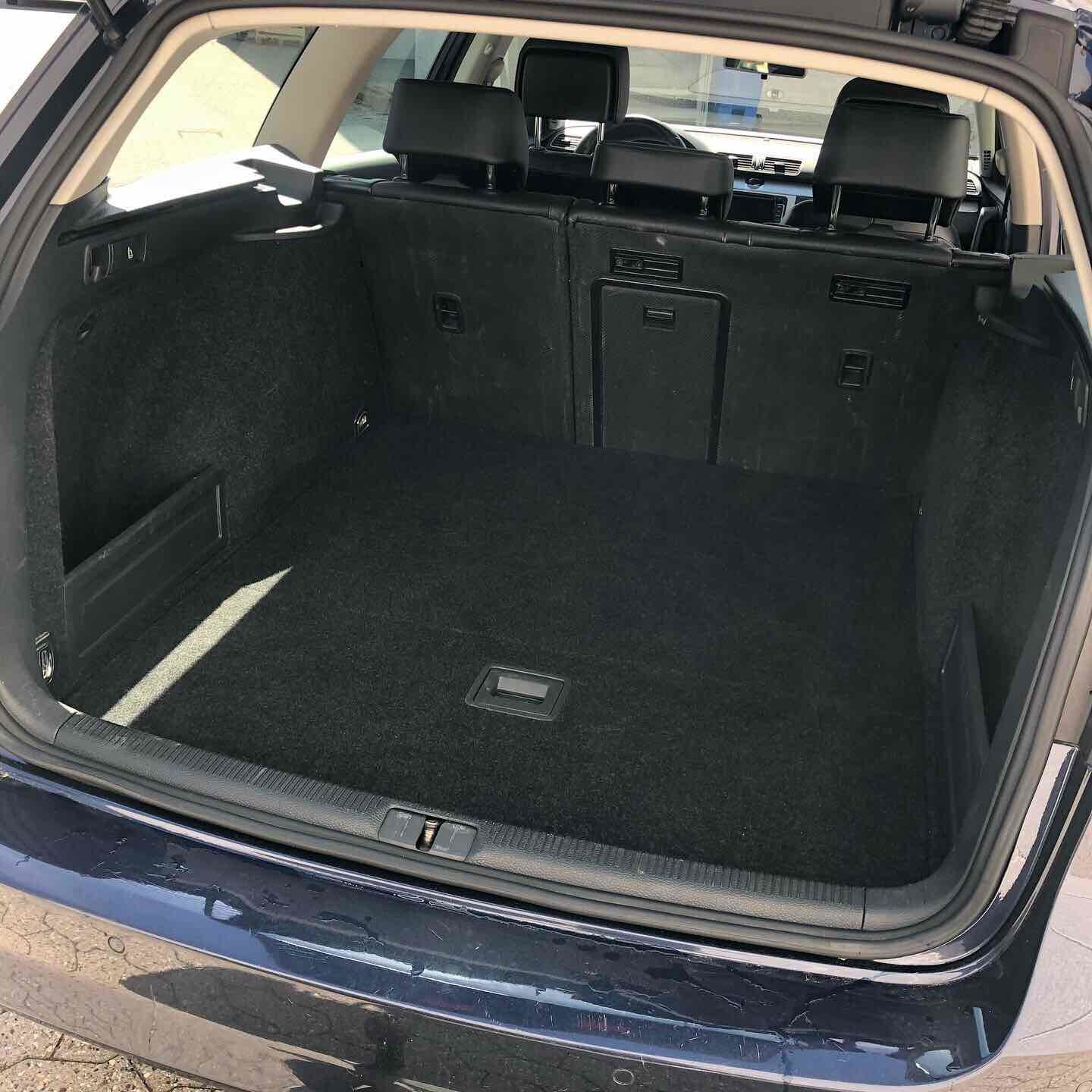 Blå VW Passat fra 2011