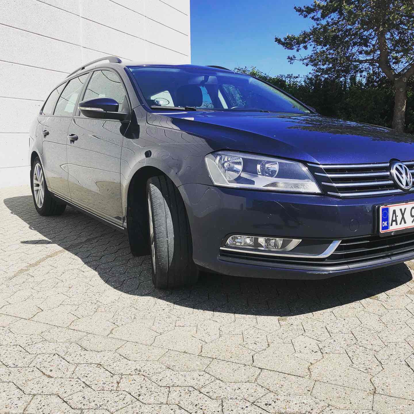 Blå VW Passat fra 2011