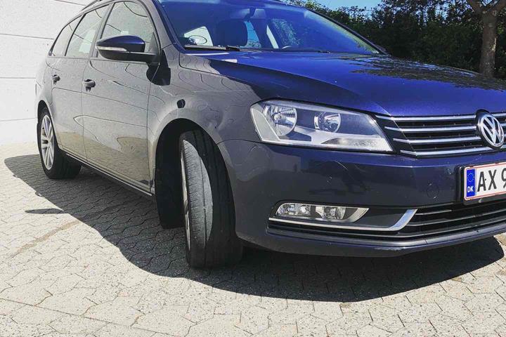 Blå VW Passat fra 2011
