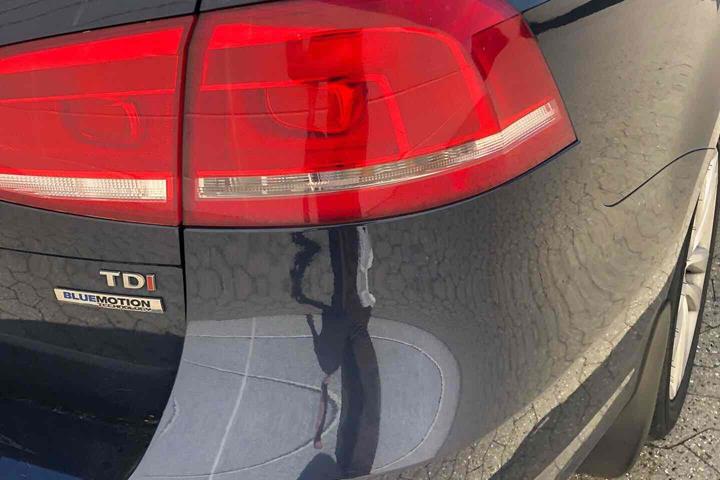 Blå VW Passat fra 2011