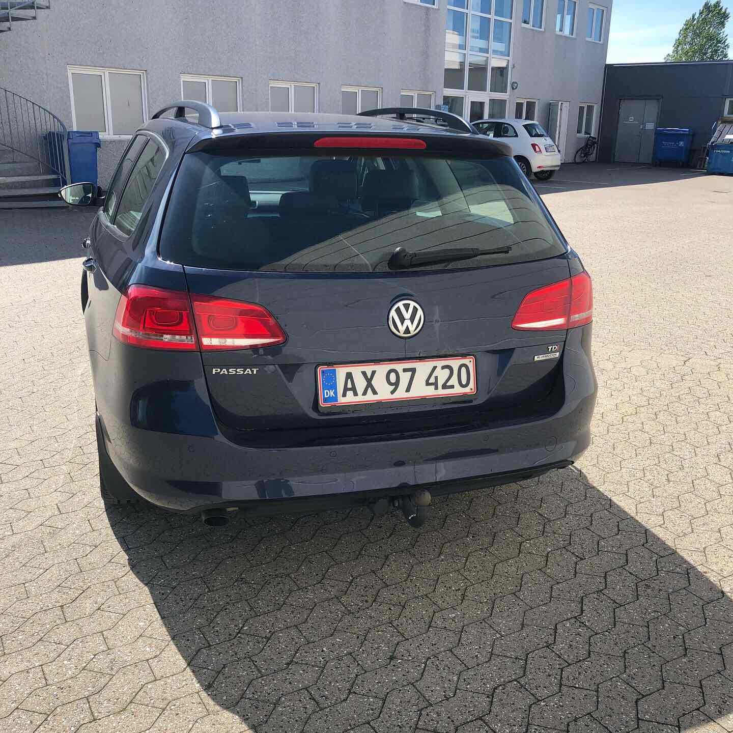 Blå VW Passat fra 2011